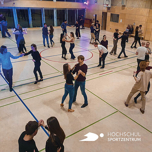 zahlreiche Menschen tanzen gemeinsam in der Sporthalle CampusNord