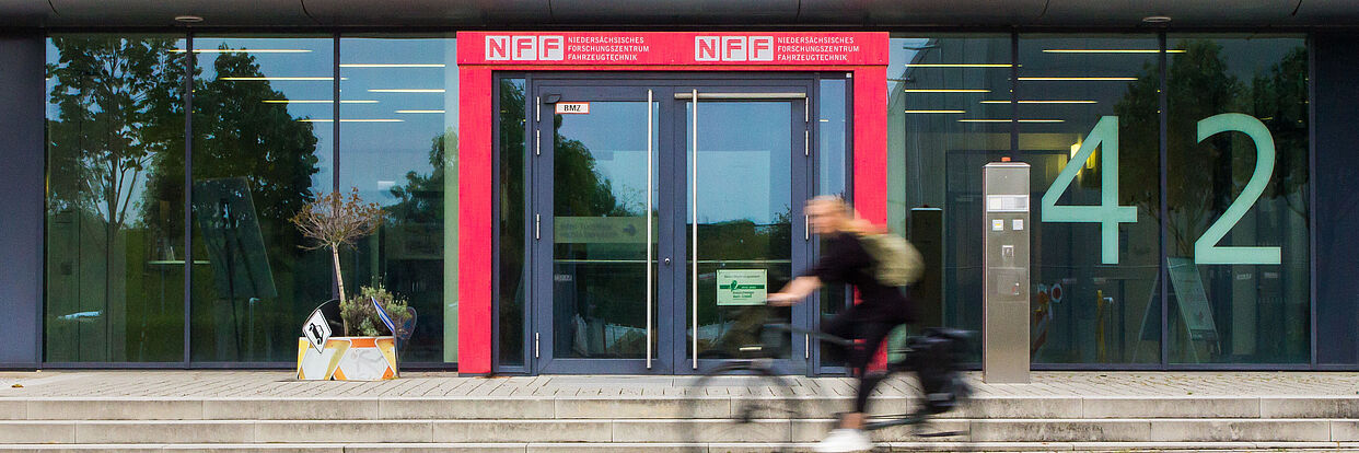 Fahrradfahrerin vor NFF Haupteingang 