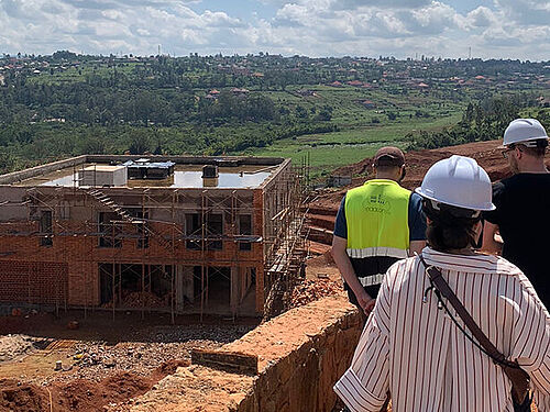  Aussicht auf Ruandas Hauptstadt Kigali. Bildnachweis: IKE/TU Braunschweig   Blick auf die Baustelle der Sonderisolierstation „EFFO-Center of Excellence“. Bildnachweis: IKE/TU Braunschweig   Besichtigung der Baustelle der Sonderisolierstation „EFFO-Center of Excellence“. Bildnachweis: IKE/TU Braunschweig   Workshop mit ruandischen Bachelorstudierenden der UR Architecture School. Bildnachweis: IKE/TU Braunschweig   Architekturstudierende an der Fassade des IRCAD Africa (Institut de Recherche contre les Cancers de l'Appareil Digestif). Bildnachweis: IKE/TU Braunschweig   Wanderung am Lake Muhazi in Ruanda.