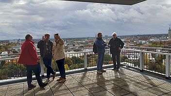 Ehemalige der Informatik aus dem Jahr 1975 auf der Dachterrasse des Okerhochhauses