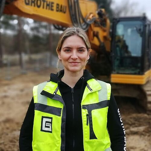 Das Portraitfoto zeigt Alumna Jasmin Grothe.