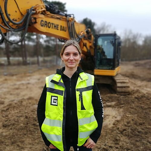 Das Portraitfoto zeigt Alumna Jasmin Grothe.