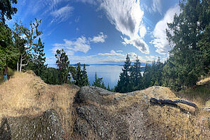 Ein sonniger Blick auf eine Bucht mit einem großen See.