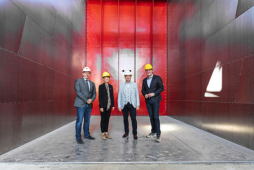 TU-Präsidentin Professorin Angela Ittel und LUH-Präsident Professor Volker Epping sahen sich gemeinsam mit Professor Nils Goseberg und Professor Torsten Schlurmann den Neubau der Wellenmaschine des GWK+ an. Hier: das Wellenschild mit seitlichen und Bodenabdichtungen aus Edelstahl