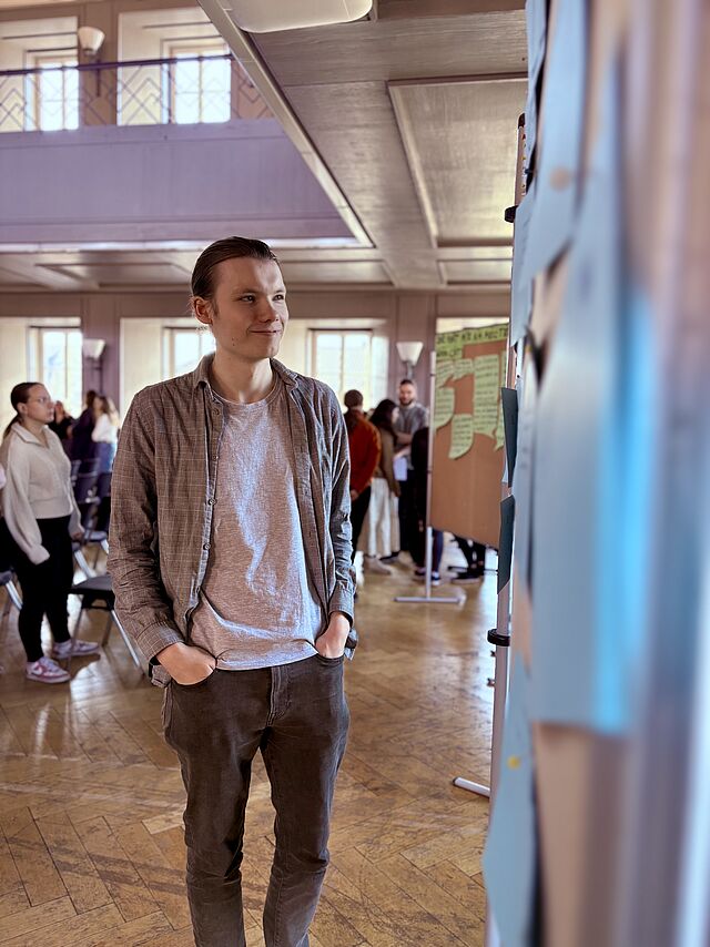 Studierender an Pinnwand