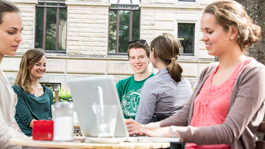 Studierende im Biergarten des Herman´s