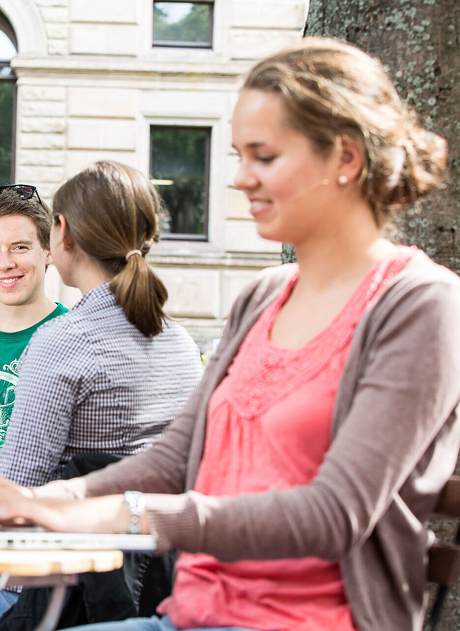 Studierende im Biergarten des Herman´s