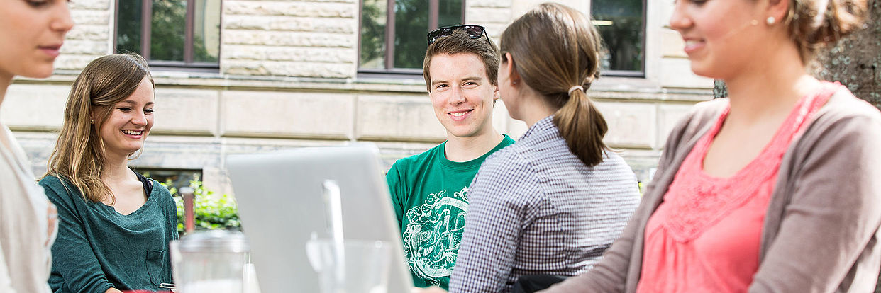 Students in the beer garden of Herman´s 