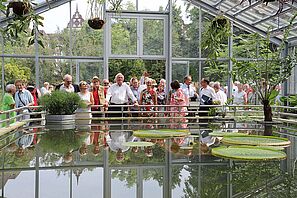 Zu sehen ist eine Gruppe von Menschen im neuen Gewächshaus.