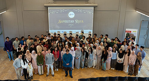 Die Mitglieder der Malaysian Braunschweig Association posieren für ein Gruppenfoto