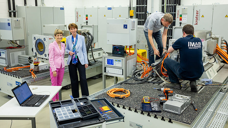 Prof. Dr. Angela Ittel mit Hauke Stars in einer Forschungswerkstatt des NFF (Prüfstand für elektrische Antriebssysteme, Niedersächsisches Forschungszentrum Fahrzeugtechnik).