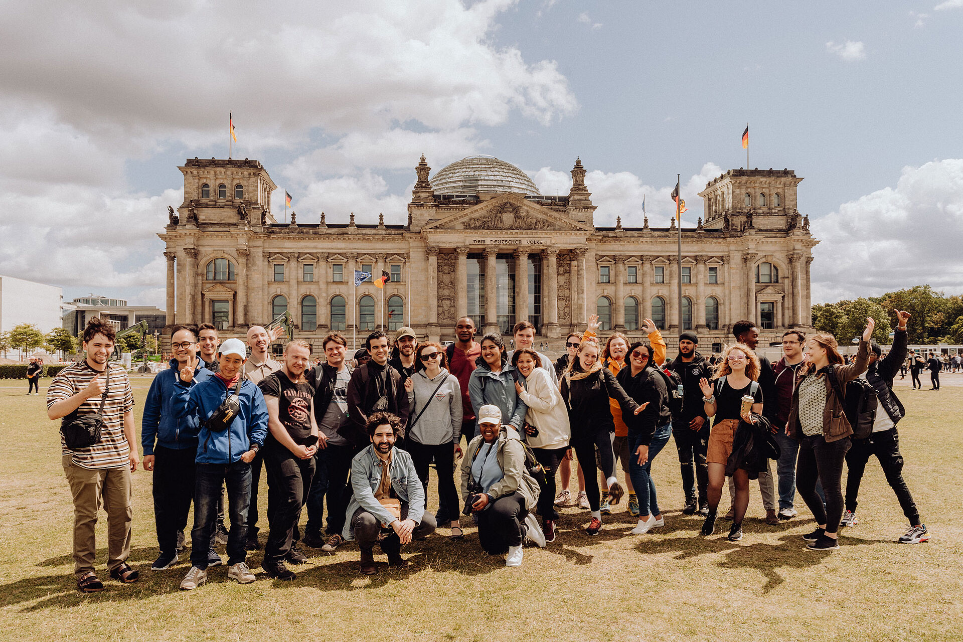 The participants of the Summer School stand in front of the Reichstag in Berlin.
