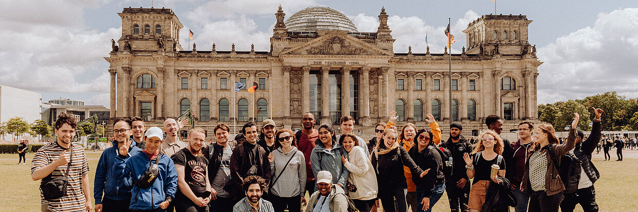 Die Teilnehmer*innen der Summer School stehen vor dem Reichstag in Berlin. 