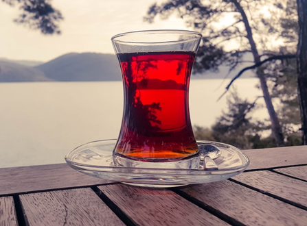 Teeglas auf Tisch an einem Ufer