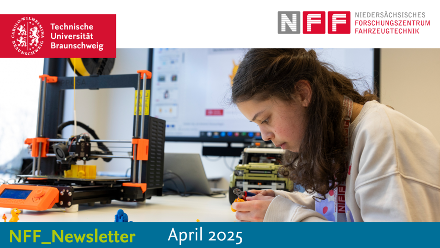 Schülerin sitzt während des Zukunftstages an einem 3D-Drucker an einem Tisch im NFF