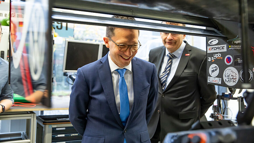 Besuch Nds. WIssenschaftsminister Falco Mohrs am 20.11.2023 im NFF: Detailaufnahme Falco Mohrs am LRT-Stand.