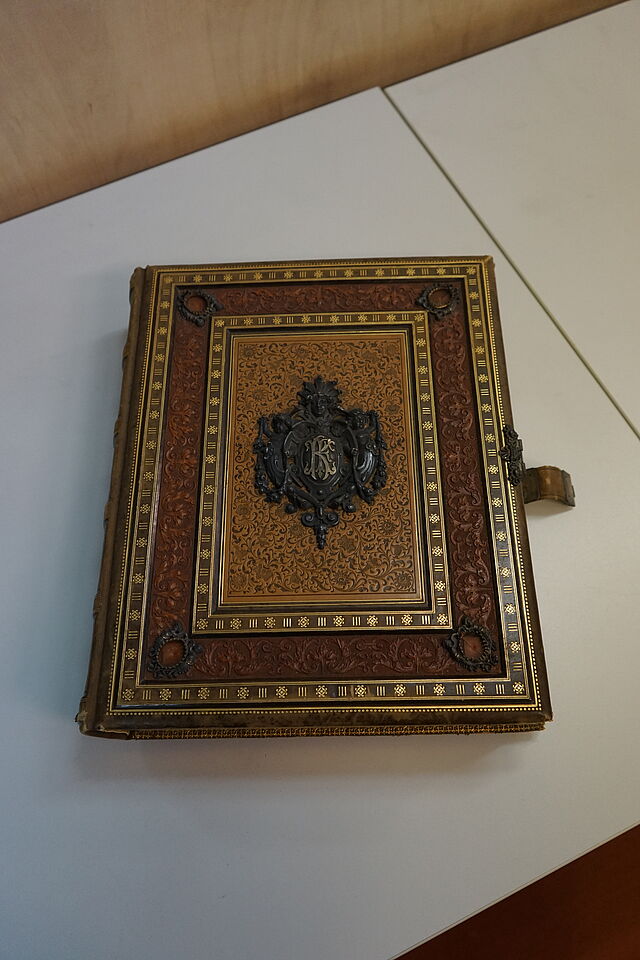 Elaborately designed cover of the friendship book with the initials of Prof Knapp. Archive signature: UABS G 131 No. 1.
