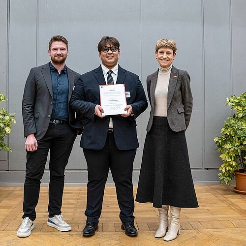 Ahmad Iqbal (mitte) bei der Preisübergabe mit TU-Präsidentin Angela Ittel (rechts) und Prof. Frederik Möller (l.).