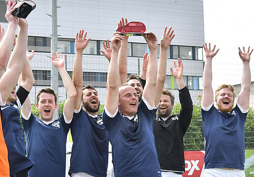5. NFF-FUßballcup: Siegerteam streckt den Pokal in die Höhe und jubelt