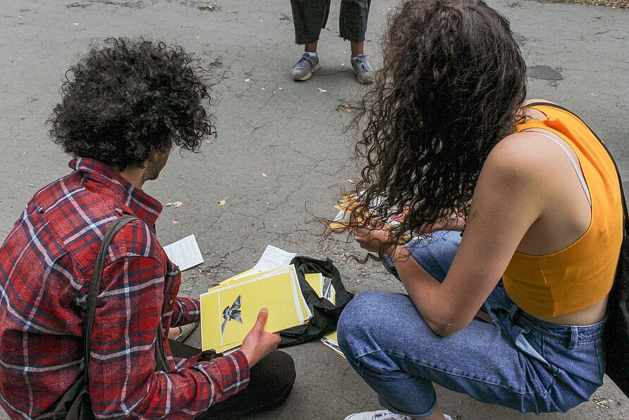 Die Studierenden teilen sich die künstlerischen Flyer auf