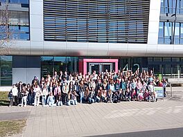 The Girls'Day group in front of the main building of the NFF
