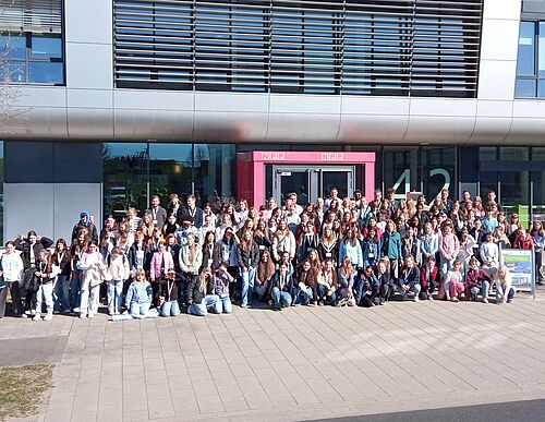 Die Gruppe des Girls'Day vor dem Hauptgebäude des NFF