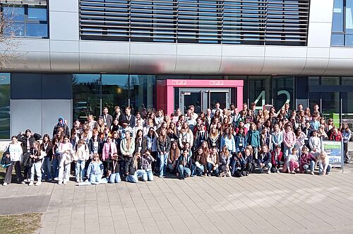 Die Gruppe des Girls'Day vor dem Hauptgebäude des NFF