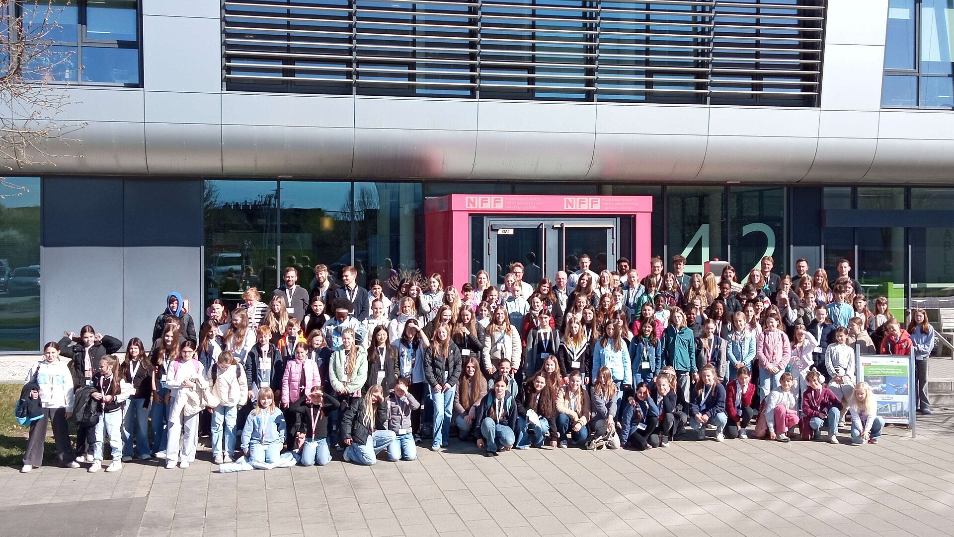 Die Gruppe des Girls'Day vor dem Hauptgebäude des NFF