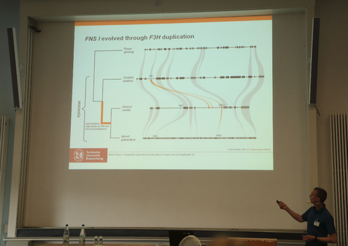 Boas presenting comparative genomics projects at the DBG section meeting biodiversity and evolution 2023