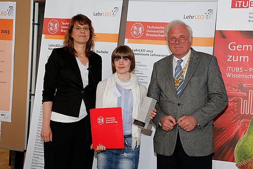Preisträgerin Bianca Beutler (Mitte) nahm den Preis von Vizepräsidentin Prof. Dr. Simone Kauffeld und Präsident Prof. Dr. Jürgen Hesselbach entgegen.