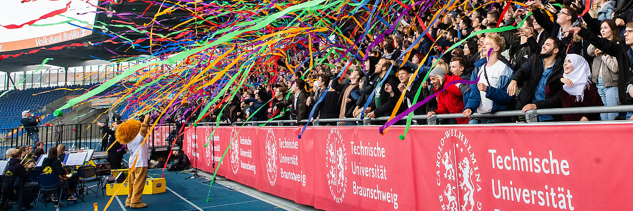 Die TU Braunschweig begrüßt ihre Erstsemester im Eintracht-Stadion 