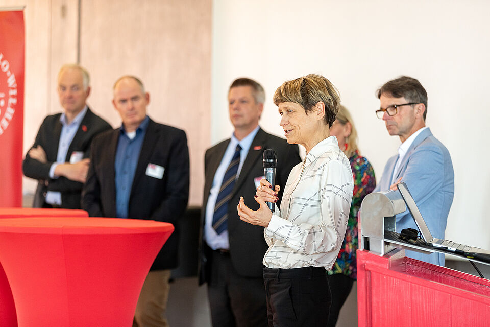Präsidum auf dem Podium
