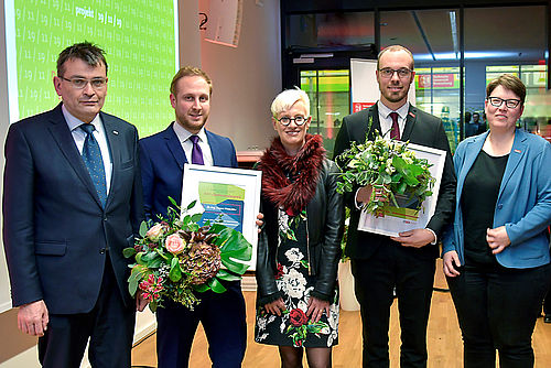 NFF-Vorstandssprecher Professor Thomas Vietor, Preisträger Dr. Hagen Watschke, die Präsidentin der TU Braunschweig, Professorin Anke Kaysser-Pyzalla, Preisträger Dr. David Wille und Professorin Ina Schaefer bei der Verleihung der NFF-Doktorandenpreise.