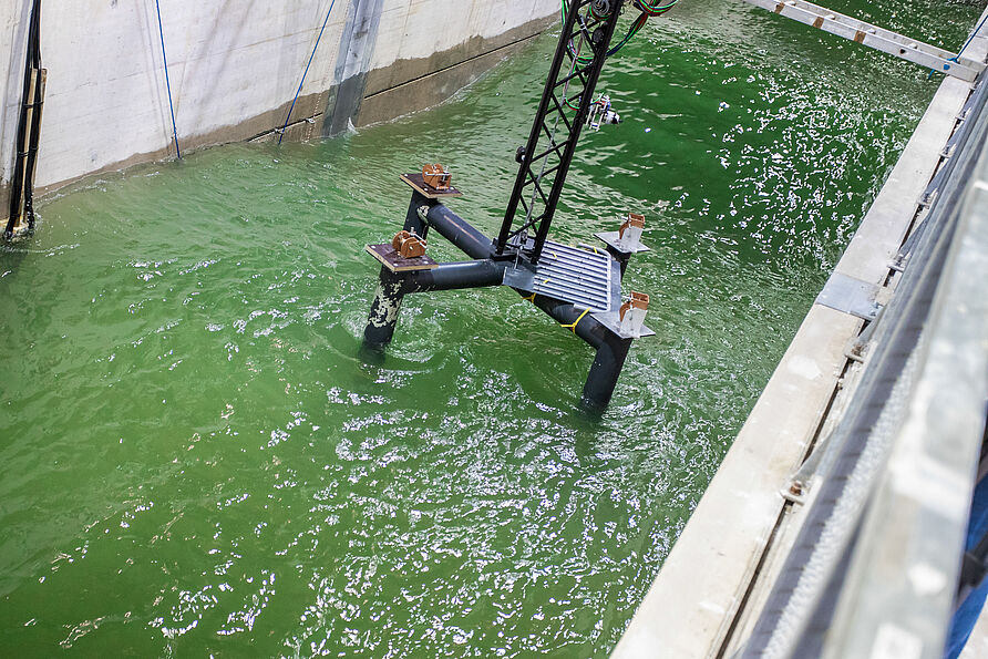 Bereits nach kurzer Zeit setzte die Bodenverflüssigung ein. Dadurch bewegte sich die Windturbine Richtung Wellenkanal-Wand und drehte sich schließlich um 90 Grad. 