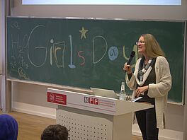 Dr. Doris Pester gives a little speech at the closing of the Girls'Day