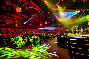 Das Publikum in der weitestgehend ausverkauften VW Halle Braunschweig sieht der aufwendig ausgeleuchteten Bühnenshow zu.