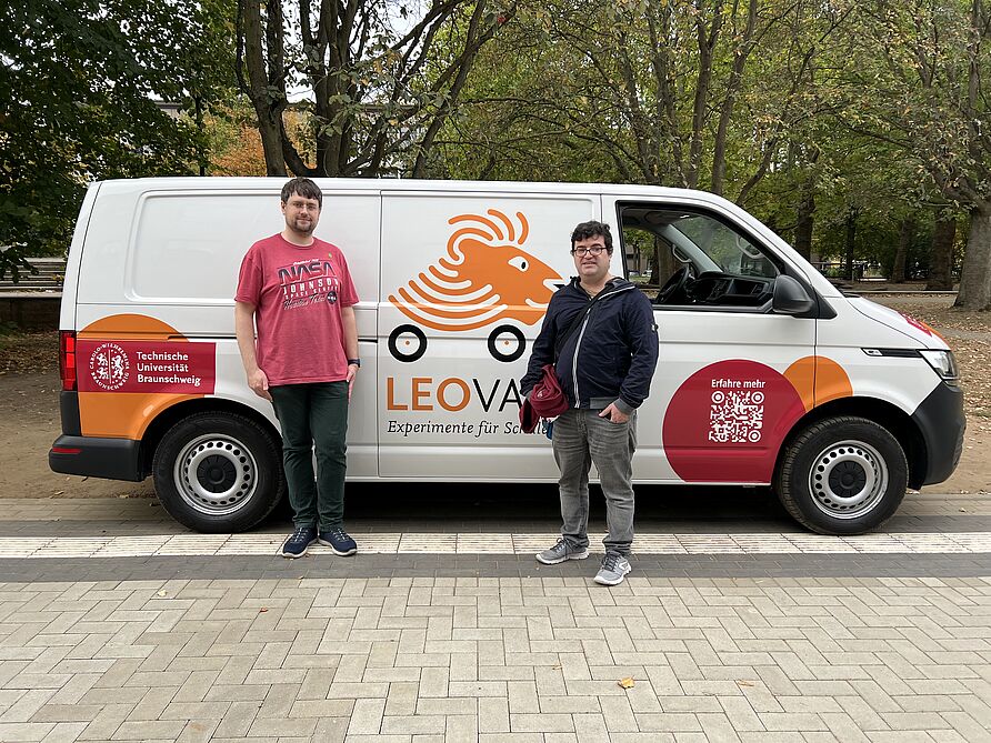 Zwei Personen stehen vor dem LeoVan, dem mobilen Schülerlabor der TU Braunschweig.