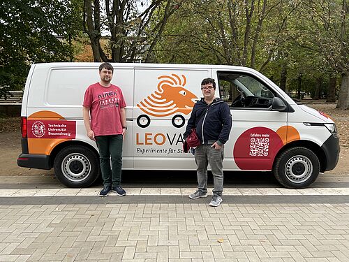 Zwei Personen stehen vor dem LeoVan, dem mobilen Schülerlabor der TU Braunschweig.