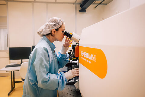 Studierende im Laboratory for Emerging Nanometrology LENA