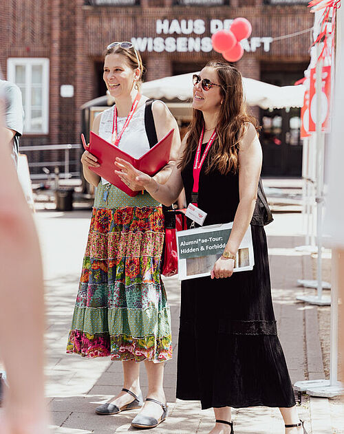 Zu sehen sind Maike Stelter und Melanie Schaller, Referentinnen für das zentrale Alumni-Netzwerk der TU Braunschweig bei einer Campustour.