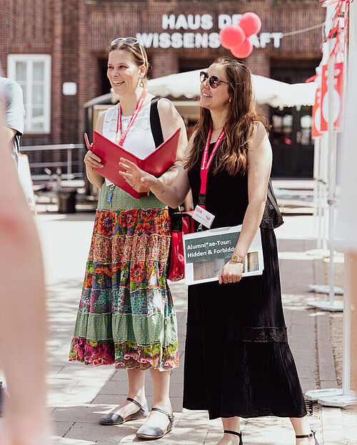Zu sehen sind Maike Stelter und Melanie Schaller, Referentinnen für das zentrale Alumni-Netzwerk der TU Braunschweig bei einer Campustour.