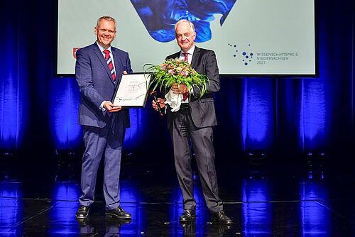 Niedersachsens Wissenschaftsminister Björn Thümler über-reicht Prof. Arno Kwade den Wissenschaftspreis des Landes Niedersachsen. 