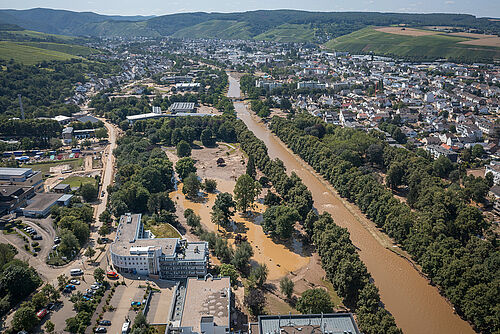 Wie lassen sich Mega-Fluten wie im Ahrtal 2021 besser vorhersagen. Hier ein Blick auf Bad Neuenahr-Ahrweiler nach dem Hochwasser.