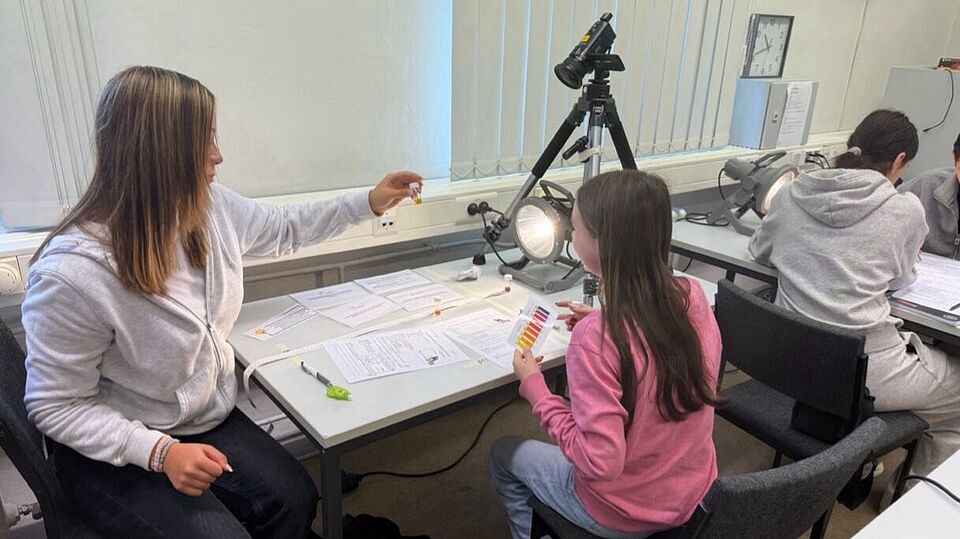 Schüler:innen bei Fotosyntheseexperimenten