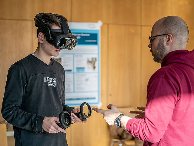 Mitmach-Experimente beim Infromationstag Physik für Schülerinnen und Schüler