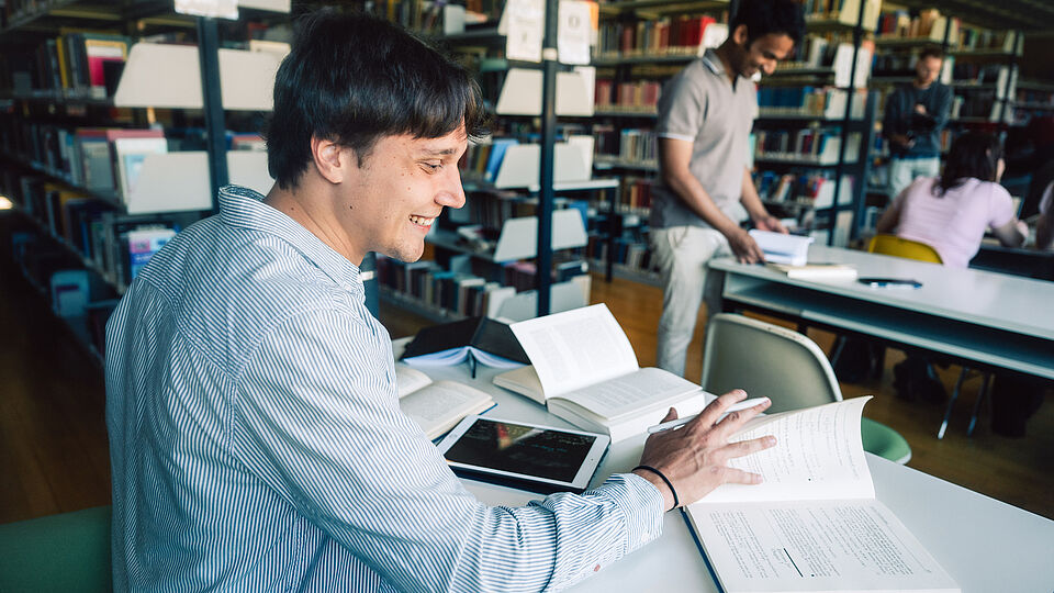 Studierende in der Bibliothek am Campus Nord