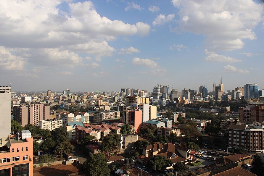 Der Ausblick von der Dachterrasse unseres Studierendenwohnheims mit der Skyline von Nairobi. 