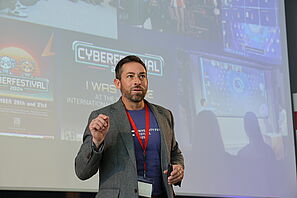 Ein Referent auf der Bühne des UFF