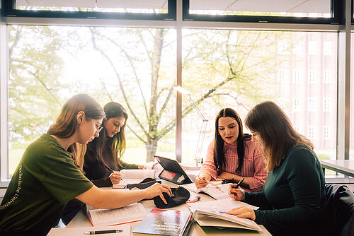 Studierende beim Lernen in der Universitätsbibliothek