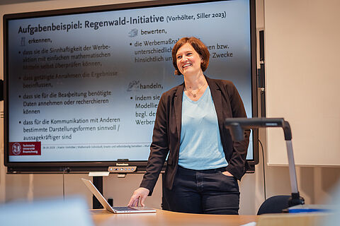 Professorin Katrin Vorhölter in einer Vorlesung